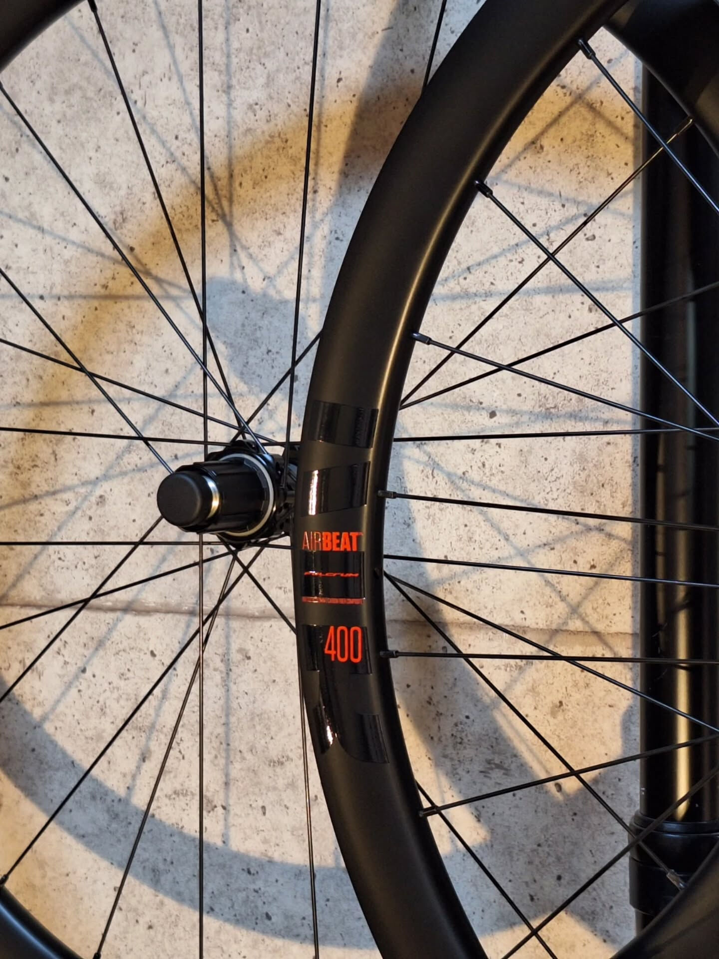 FulcrumのAIRBEAT400日本限定カラー有ります🇯