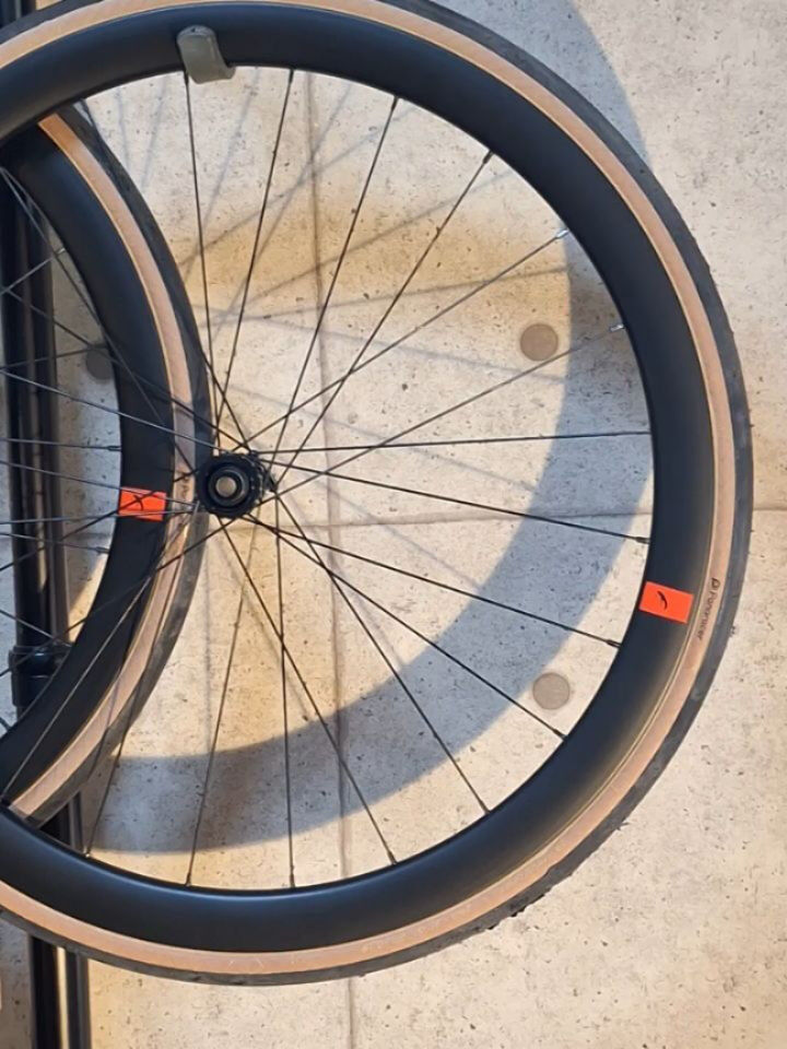 本数限定・日本限定カラーのFulcrum AIRBEAT40